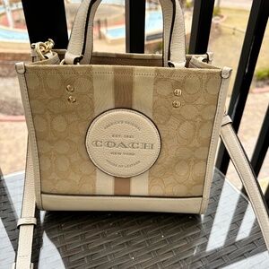 Coach Dempsey Tote 22 In Signature Jacquard EUC